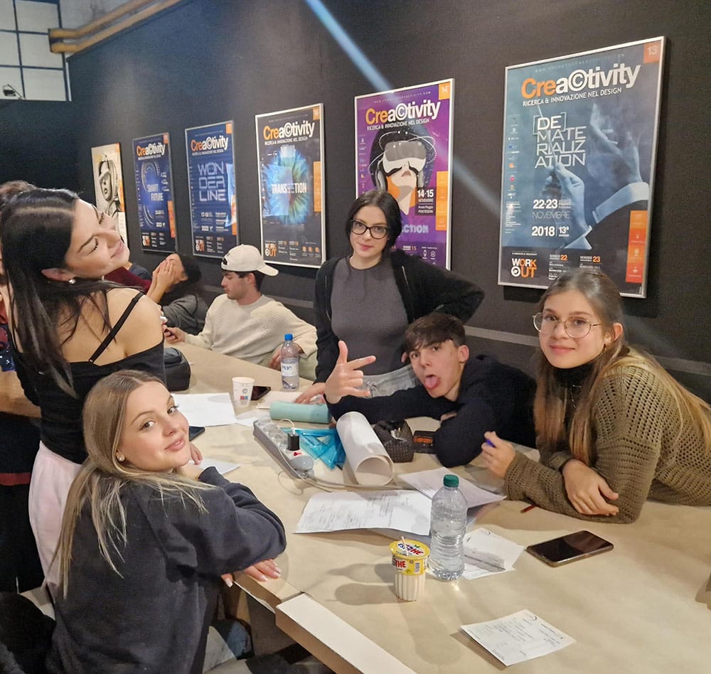 gruppo world al tavolo di lavoro
