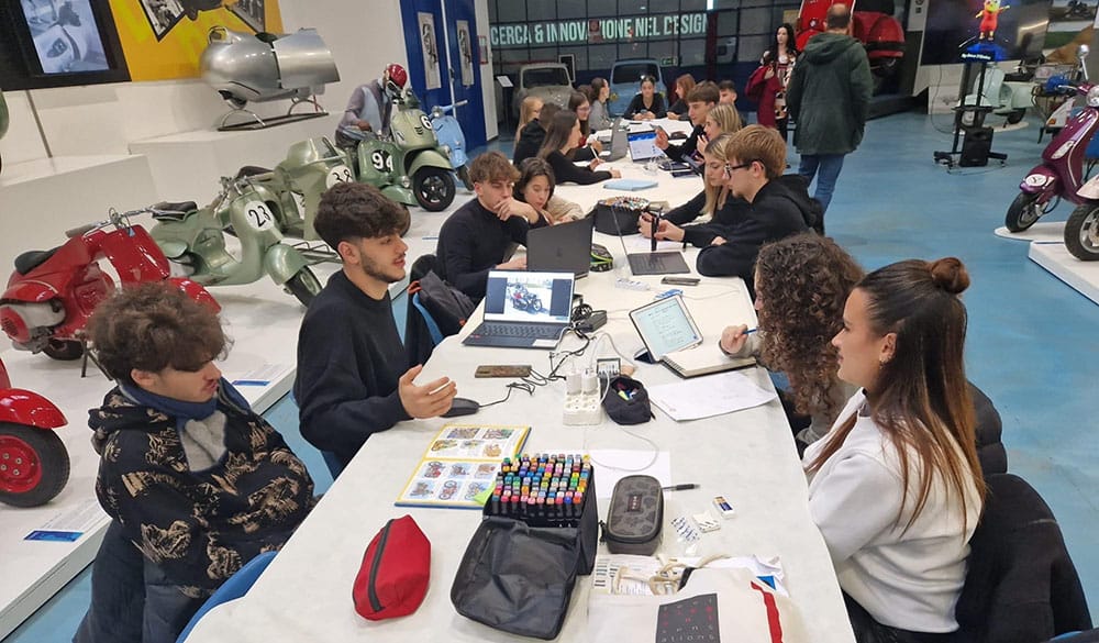 studenti al tavolo di lavoro